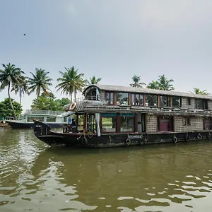 Oyo 23434 Royal Palace 4bhk Premium Houseboat Hotel